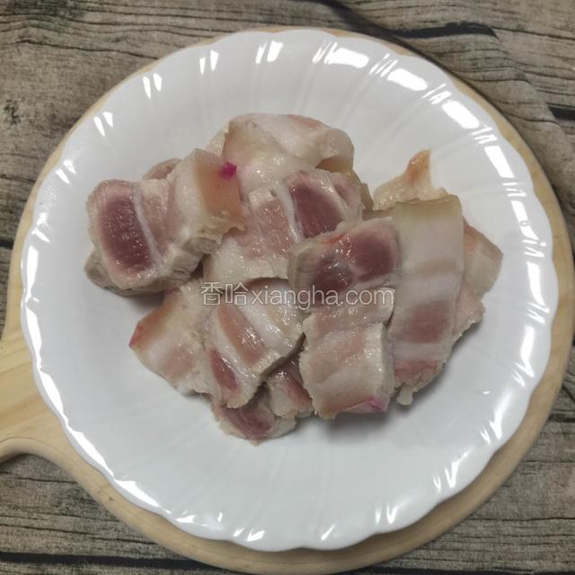 五花肉焯水后切稍厚一点的块