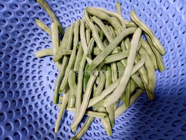 四季豆摘好，洗净。