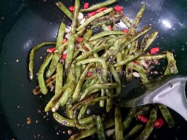 将煸好的四季豆倒进去，加入适量盐味精，调好味即可出锅。