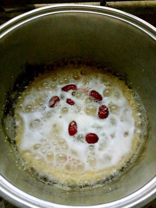 要不停的搅拌避免糊底