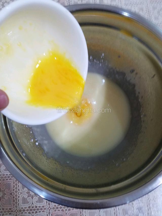 再加入全蛋液，低速搅打均匀。