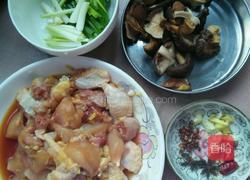 香菇闷鸡肉的做法图解1