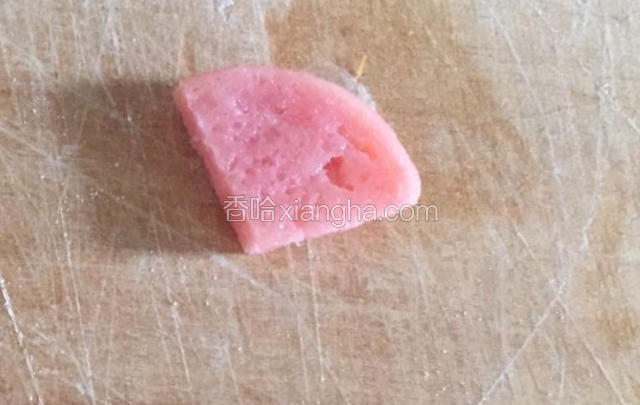 再把香肠斜切