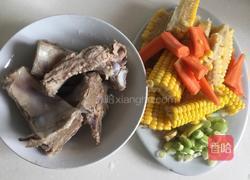 胡萝卜玉米排骨汤的做法图解3