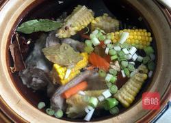 胡萝卜玉米排骨汤的做法图解4