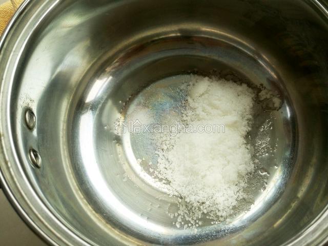 奶锅里放入糖和少许盐