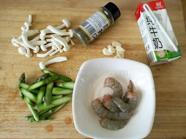 白玉菇去根 大蒜切片 芦笋去老皮切斜刀 大虾去皮去虾线 所有材料准备好