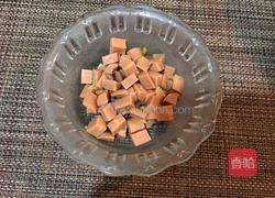 火腿肠蔬菜丁的做法图解1