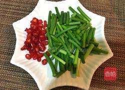 蒜苗炒肉的做法图解1