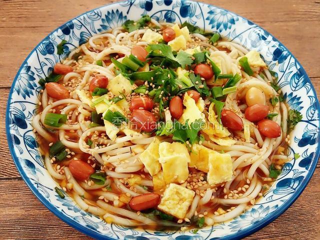 放入葱花 鸡蛋 辣椒油（可不放）花生米 芝麻