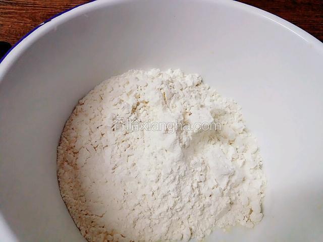 面粉中加入2/3开水 1/3凉水