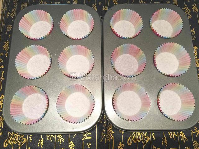 把纸杯放入模具中待用；