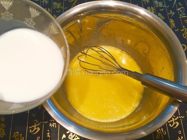 接着加入牛奶，用手动打蛋器划“Z”字，快速搅拌均匀；