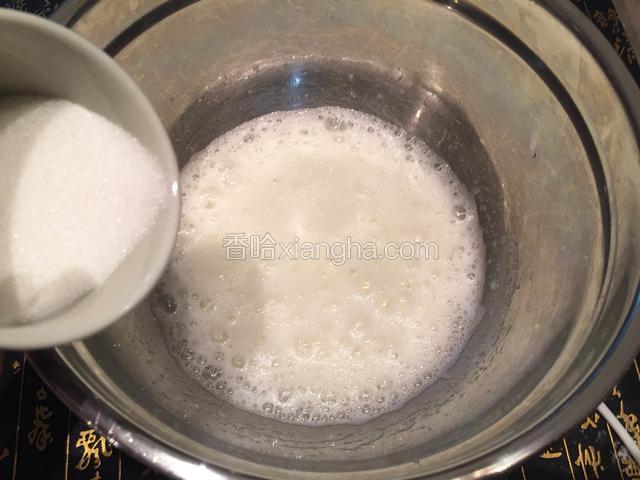 接着打发蛋清。在蛋白盆里加入几滴柠檬汁，然后用电动打蛋器打至蛋白泡沫呈鱼泡眼状时，加入1/3白砂糖；