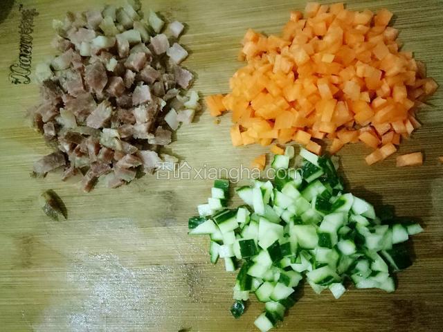 胡萝卜、黄瓜、熟香肠，切丁备用