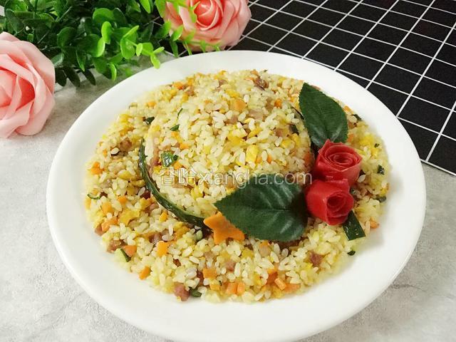 再装饰上花朵、叶子即可