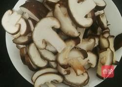 香菇鸡肉片的做法图解1