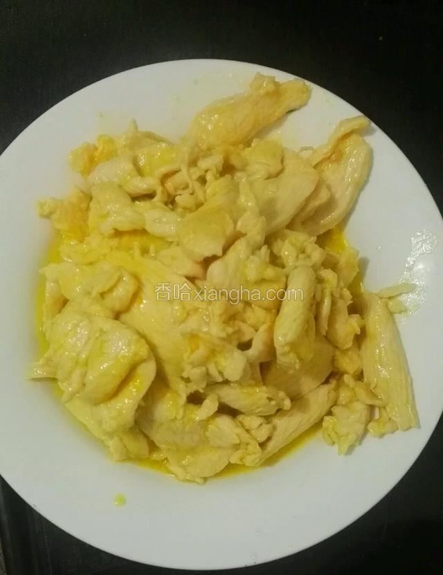 鸡胸肉炒至发白后先乘入盘中