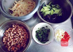 凉拌黄瓜腐竹花生米的做法图解2
