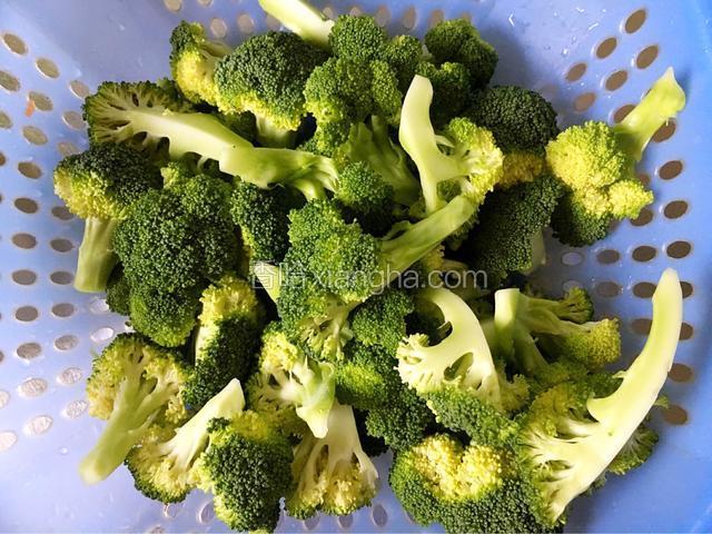 把西兰花择成小朵，用盐水浸泡10分钟，再用清水清洗干净，沥干水份备用。