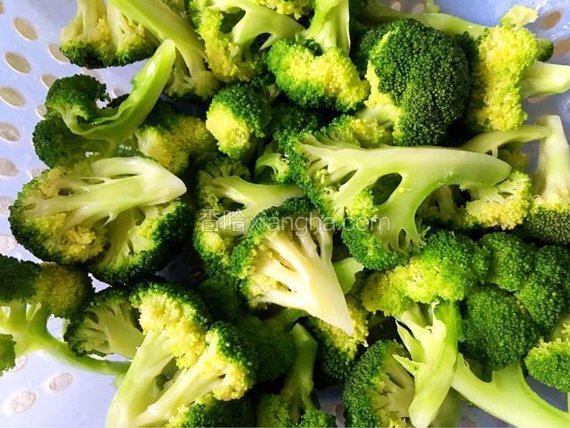 捞出，马上放凉水冲凉，保持漂亮的颜色。