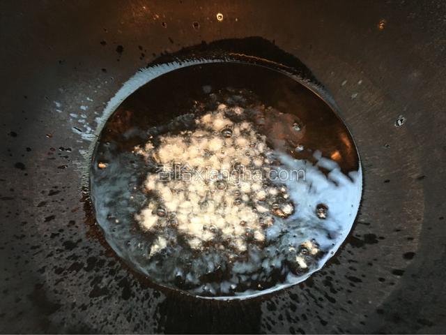 锅烧热后倒入油，爆香蒜茸。