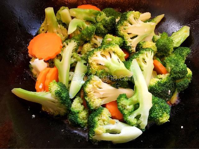 继续翻炒至熟，出锅时倒入少许生抽调味。