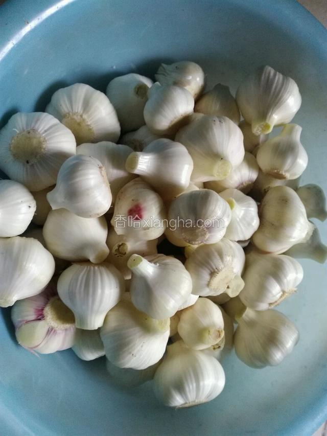 把大蒜拨皮去头和尾