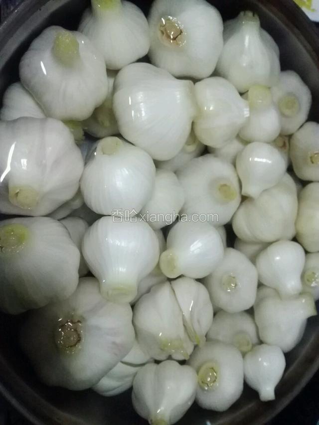 加盐煮一锅开水放凉，把洗干净的蒜头放入盐水里泡一天