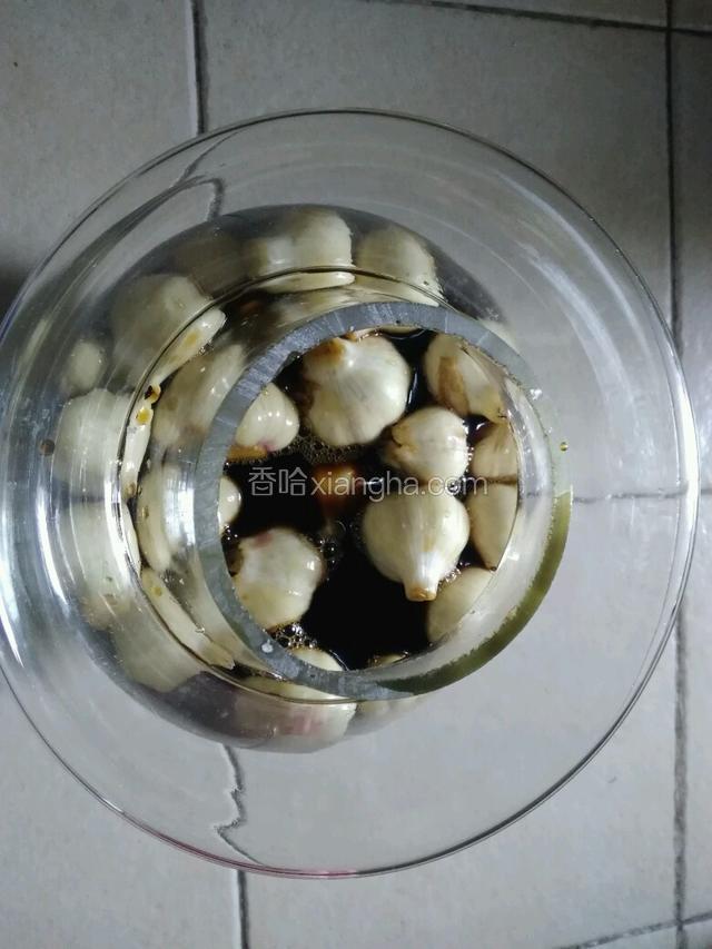 把煮好的糖醋汁倒入坛子中