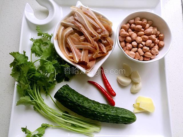 准备食材，猪耳朵去熟食摊上买熟的回来，切成丝。