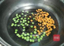 豌豆虾仁炒饭的做法图解2