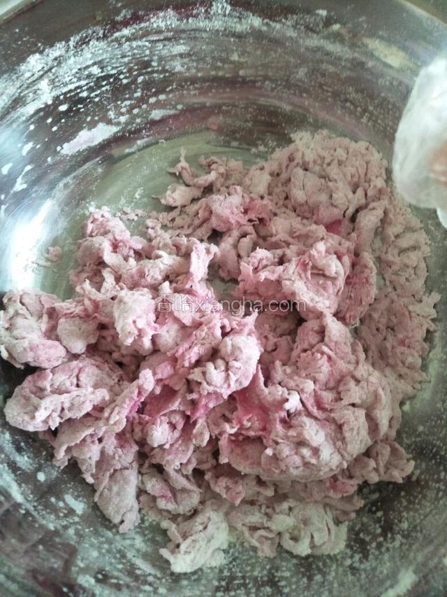 倒入面粉中搅拌成棉絮状