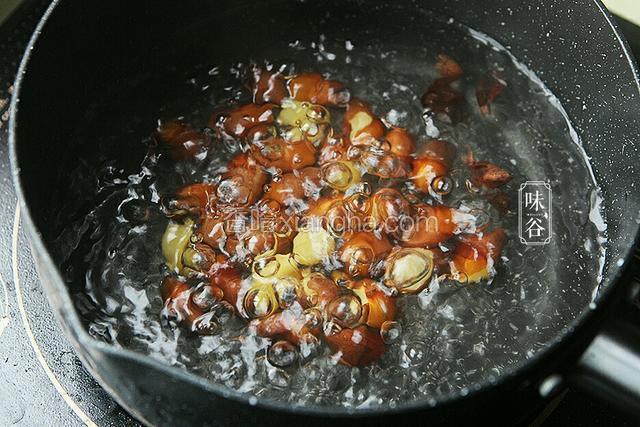 白果肉放到锅里用水煮开4分钟。