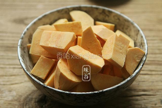 番薯去皮，切成小块；