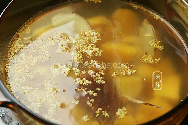 放入桂花，再煮10分钟即可。