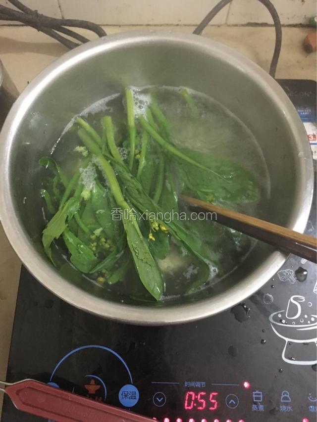 菜心过水煮沸，水中加入精盐小戳，调和油三滴