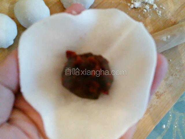 拿一个白皮，放上一个紫薯球。