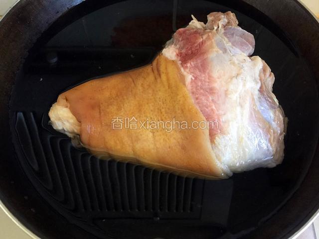 凉水下锅焯去血沫。