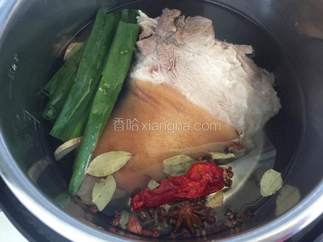 猪肘放入电压力锅中，放入除生抽老抽蚝油外的所有调料，水量没过猪肘，压25分钟。