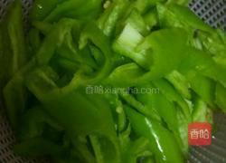 尖椒猪肉的做法图解1