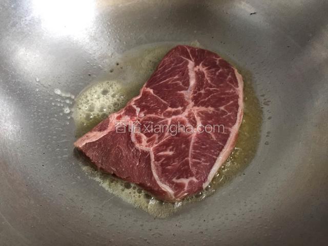 放入牛排煎制。