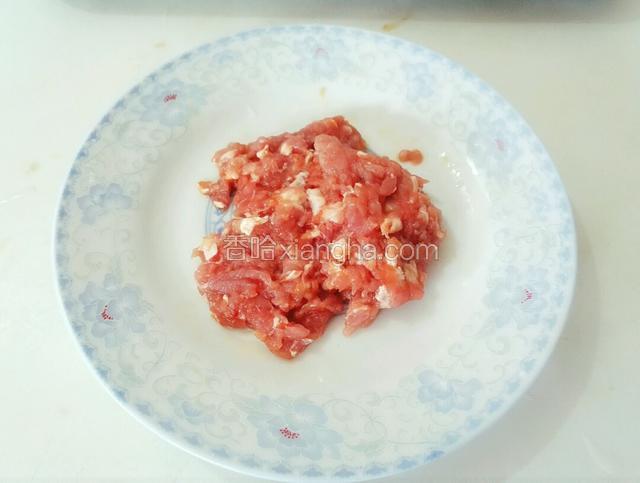 瘦肉剁碎，加入适量料酒，盐和生抽抓腌一下备用