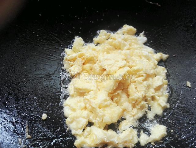 净锅放适量油先将鸡蛋煎好