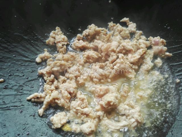 锅里再加入适量油下入腌好的肉末炒熟