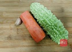 白灼苦瓜的做法图解1