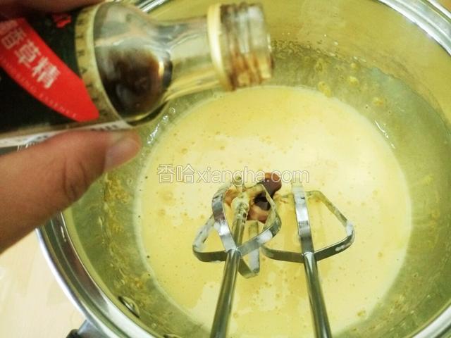 加入五滴左右的香草精 继续搅拌