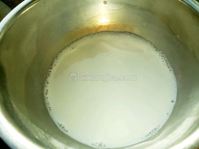 锅里放入牛奶 加热至周围有泡泡 也就是煮开