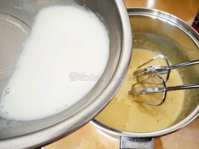 慢慢的放入杏仁蛋糊中 一边倒一边搅拌
