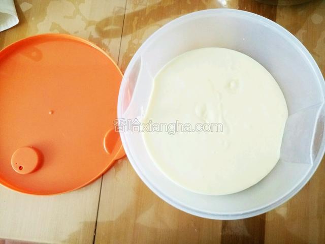 放入密封保鲜盒  冰箱冷冻一个小时先